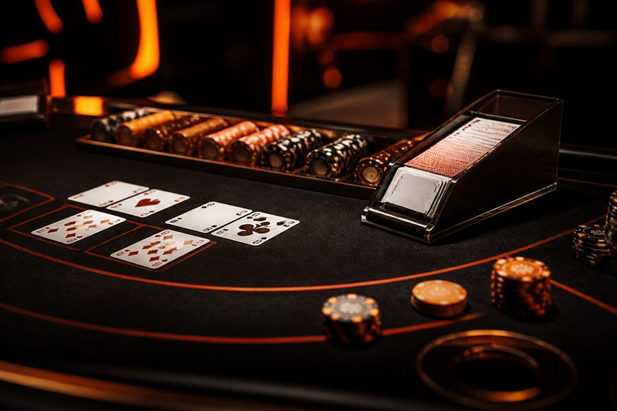 Krupiérka s kartami - baccarat live