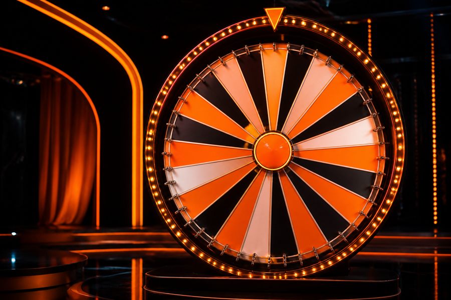 Krupiér u herního stolu - game show live